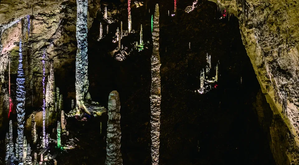 Karst wonders of Huanglong Cave
